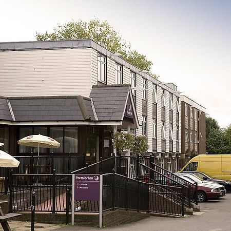 Premier Inn Epsom South Exterior foto