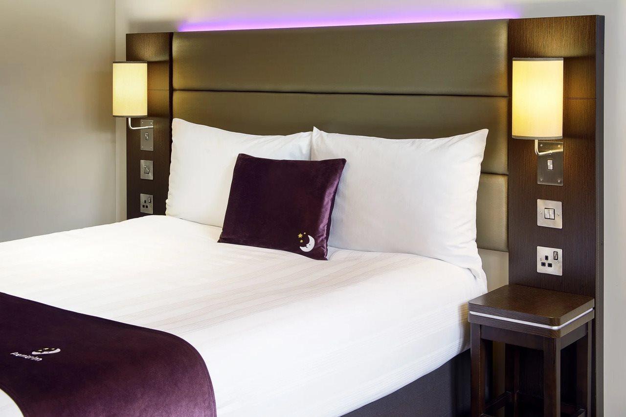 Premier Inn Epsom South Exterior foto
