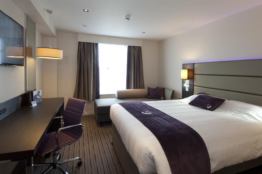 Premier Inn Epsom South Exterior foto