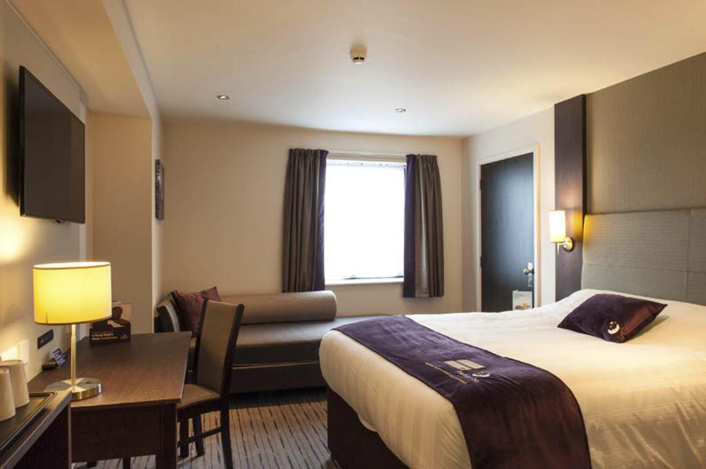 Premier Inn Epsom South Habitación foto