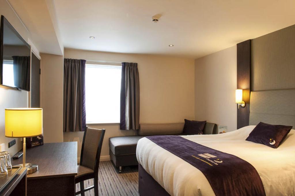 Premier Inn Epsom South Habitación foto