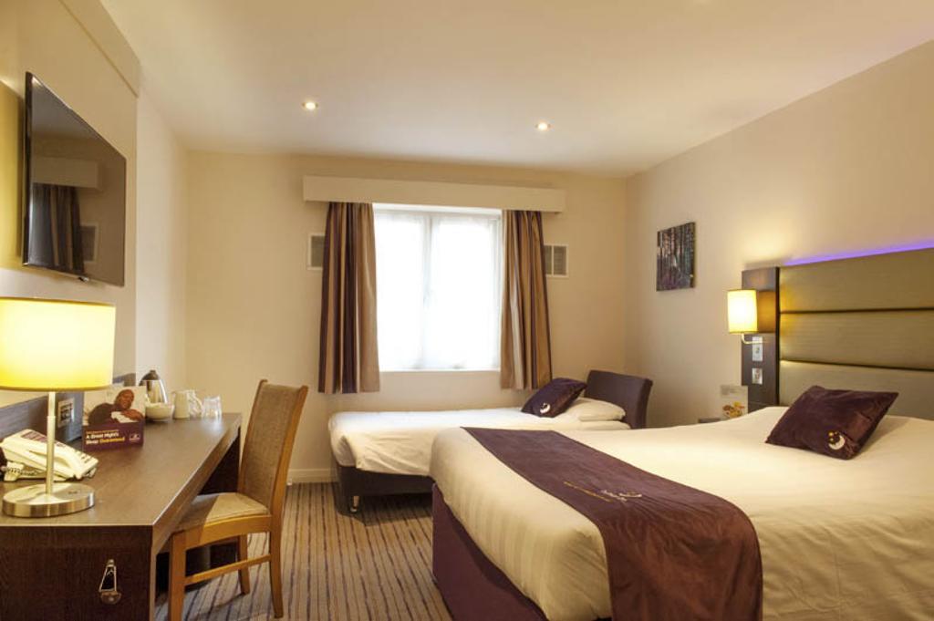 Premier Inn Epsom South Habitación foto