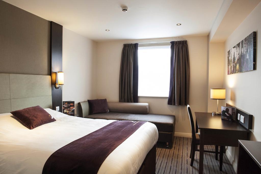 Premier Inn Epsom South Habitación foto