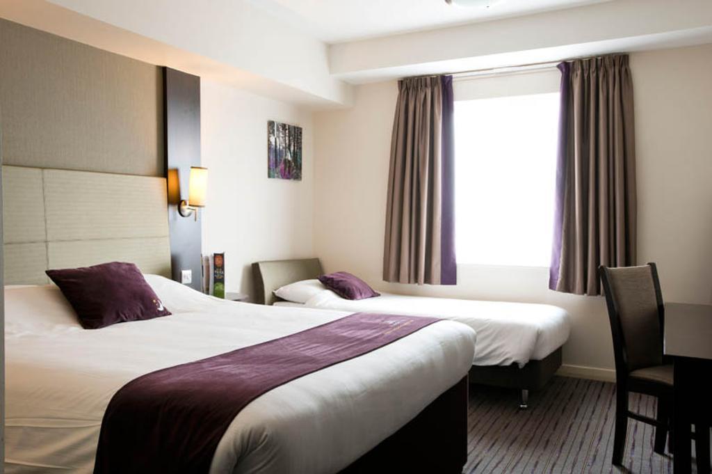 Premier Inn Epsom South Habitación foto