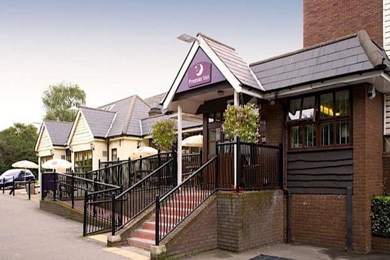 Premier Inn Epsom South Exterior foto