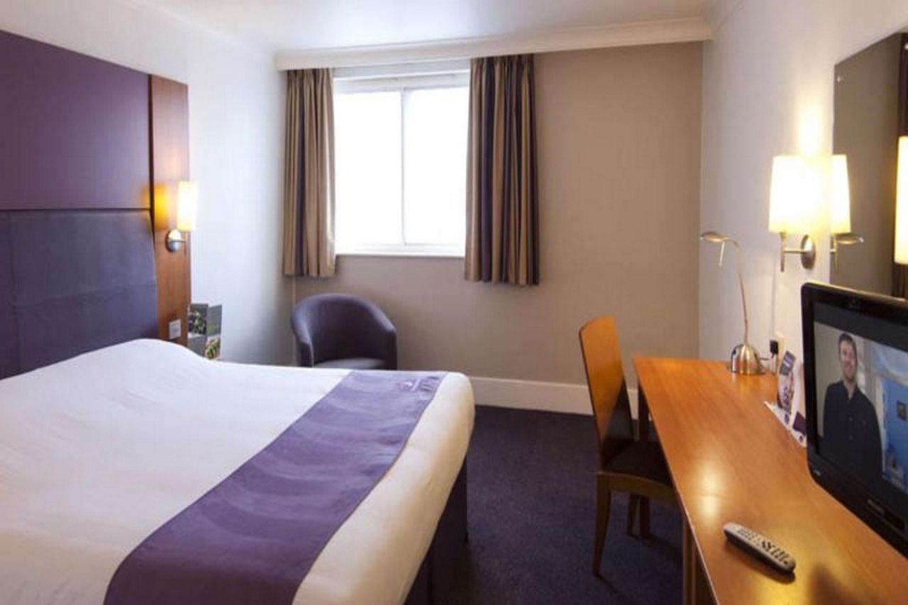 Premier Inn Epsom South Exterior foto