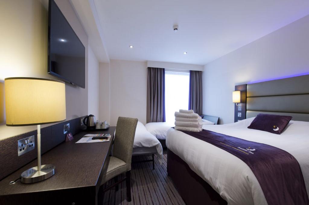 Premier Inn Epsom South Exterior foto