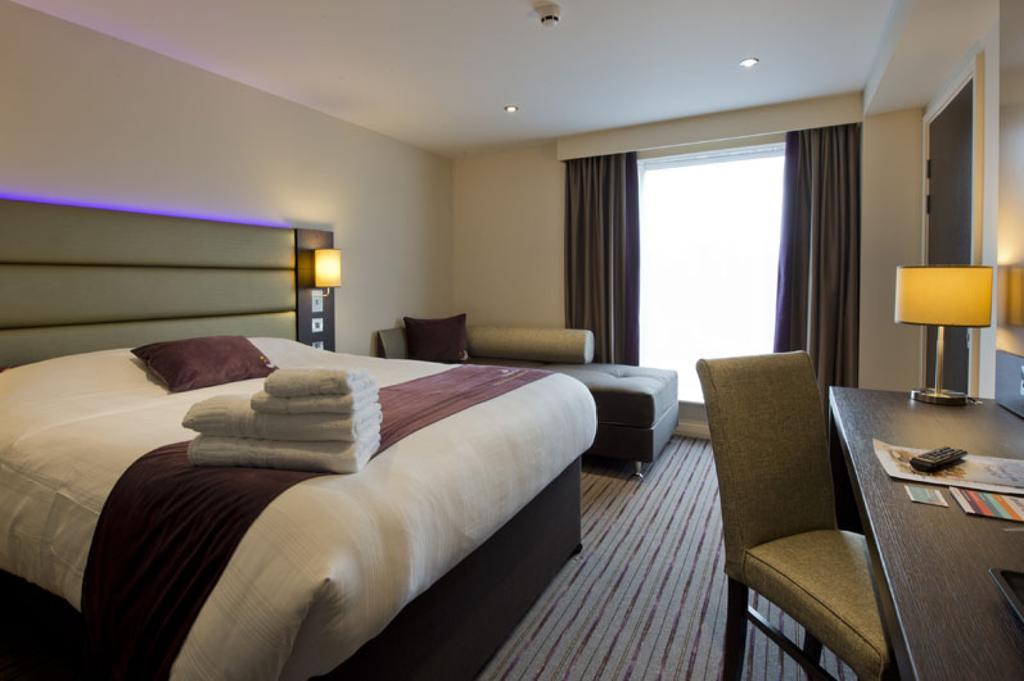 Premier Inn Epsom South Exterior foto