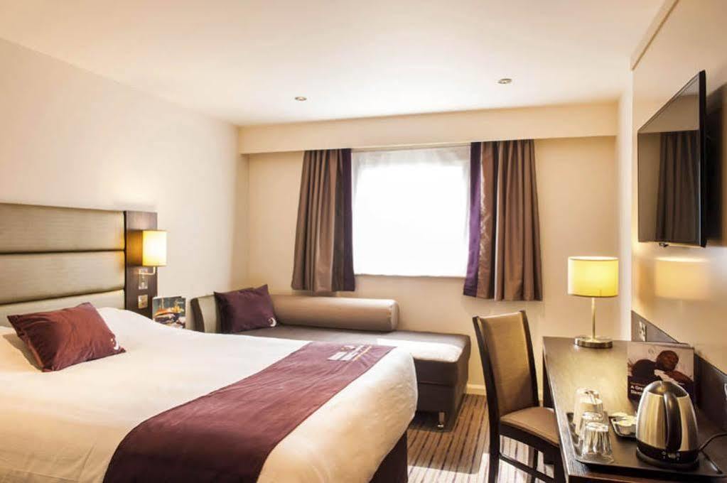 Premier Inn Epsom South Exterior foto